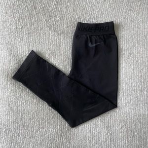 NWOT | Nike Black Capri Leggings
